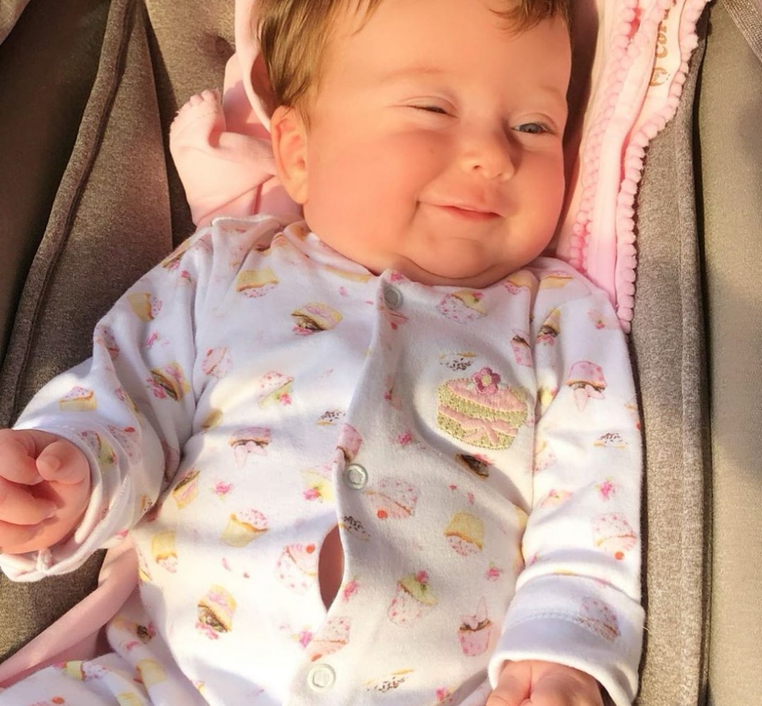[Claudia Leitte posta vídeo fofo da sua filha sorrindo]