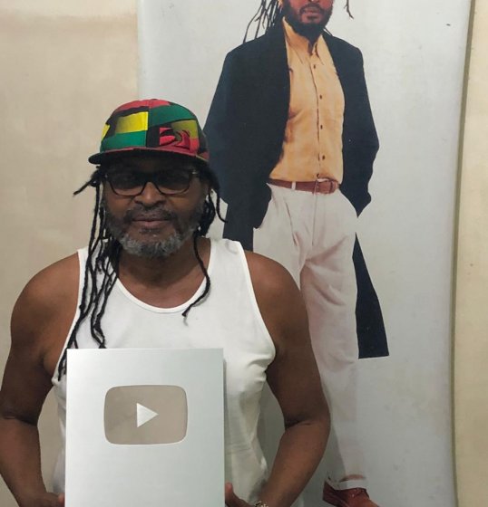 Confira! Edson Gomes ganha placa do YouTube Confira! Edson Gomes ganha placa do YouTube