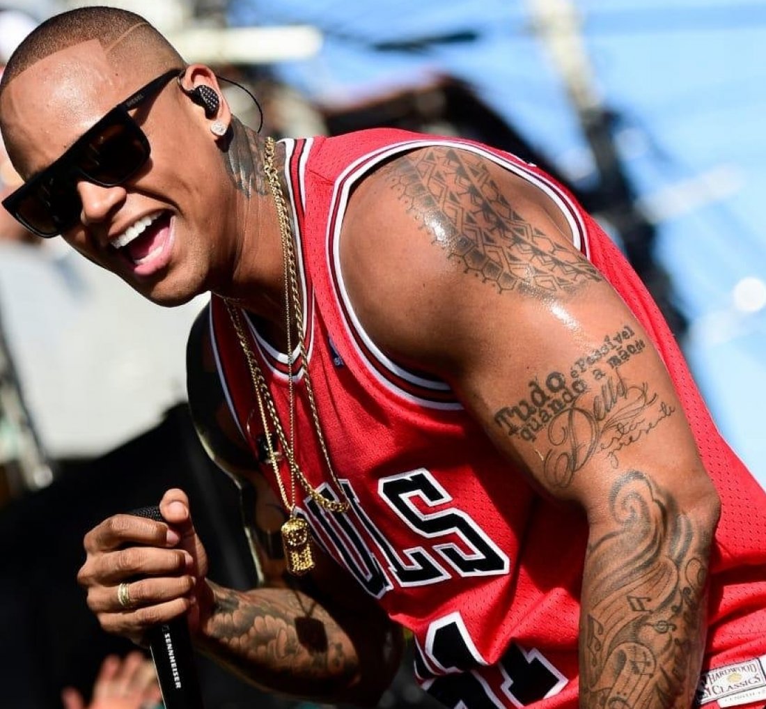 [Léo Santana faz o Natal do GG, um show de presente para a sua comunidade, a Boa Vista do Lobato]