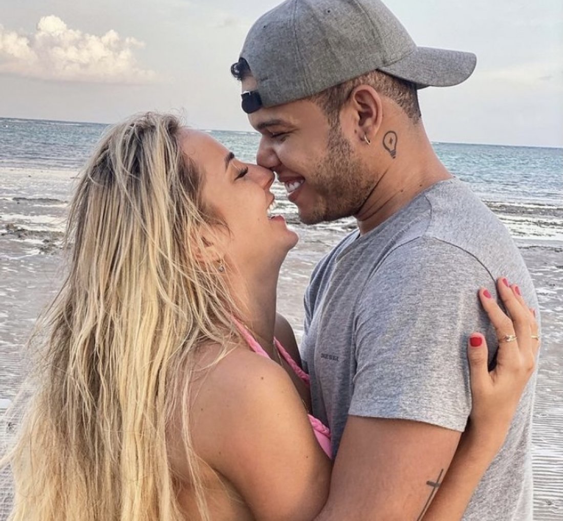 [Tierry e Gabi Martins oficializam o namoro com alianças ]