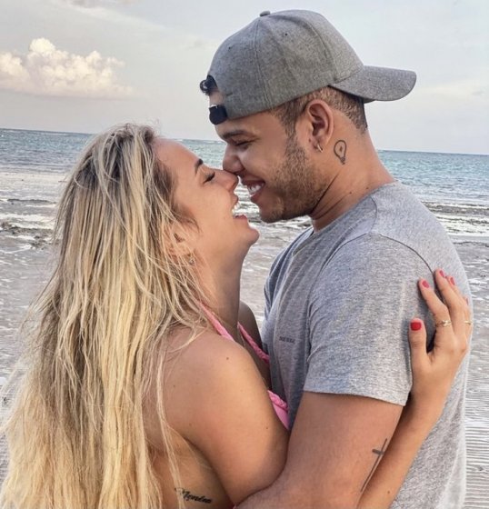 Tierry e Gabi Martins oficializam o namoro com alianças Tierry e Gabi Martins oficializam o namoro com alianças