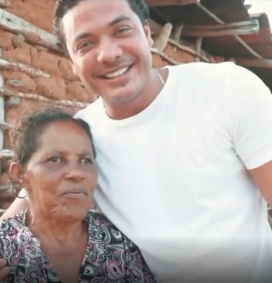 Wesley Safadão presenteia família carente com casa nova e mobiliada. Wesley Safadão presenteia família carente com casa nova e mobiliada.
