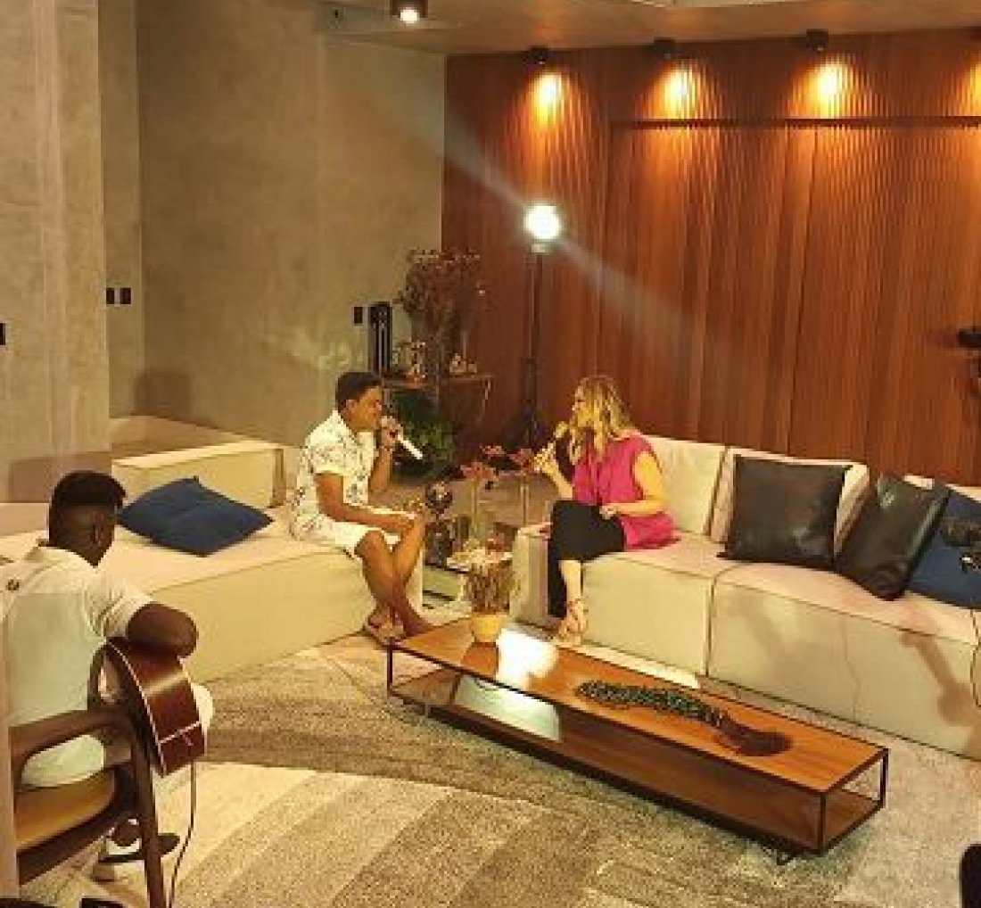 [Thiago Aquino estreia primeira faixa de EP em parceria com Solange Almeida]