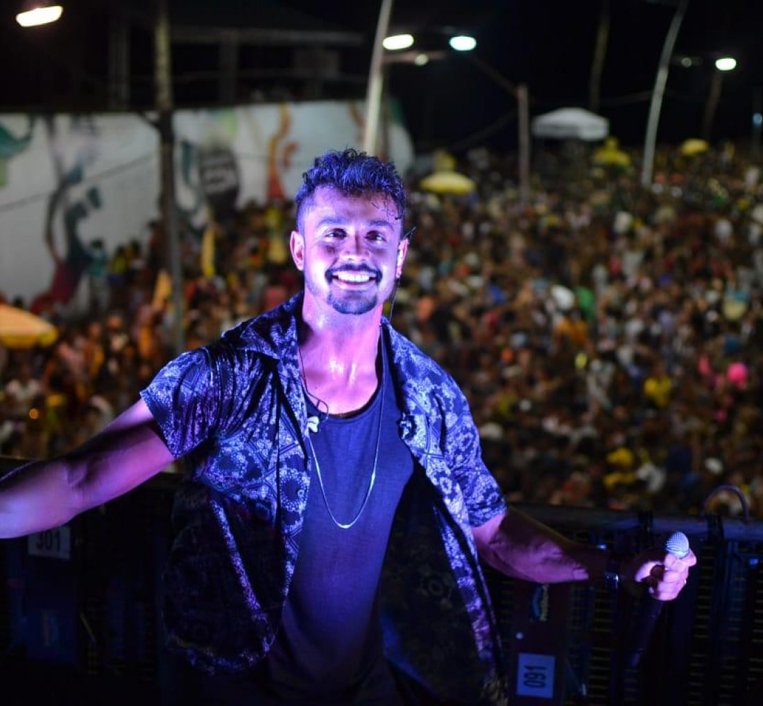 [Lincoln celebra o sucesso do hit La Raba no carnaval de Salvador]