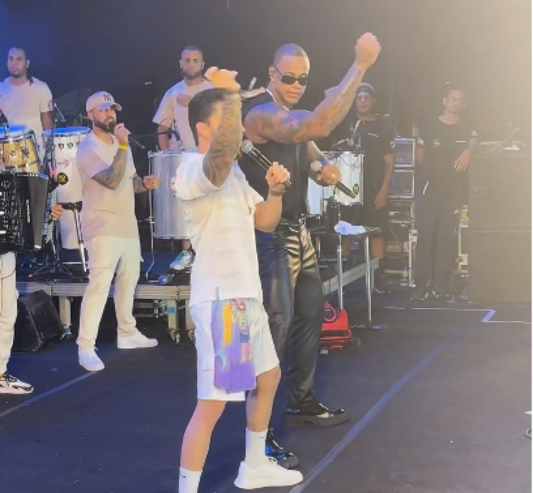 [Felipe Papazoni ensina dancinha a Léo Santana durante show]