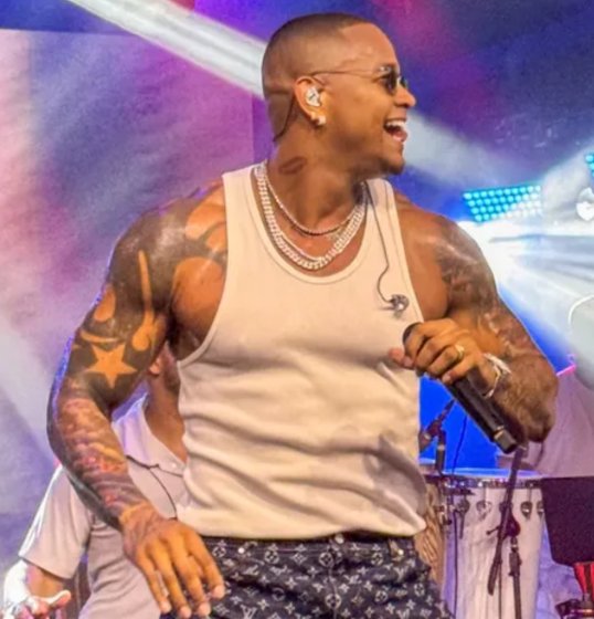 Léo Santana brilha na 1ª edição do Purple Door no Brasil com show exclusivo para fãs