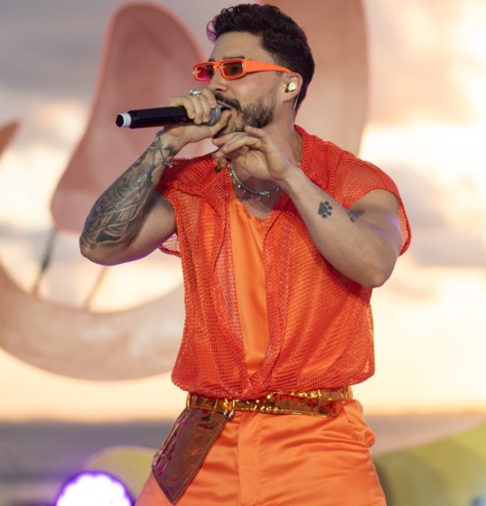 Felipe Gama arrasa nos looks e rende homenagem à cidade natal na gravação do DVD do Papazoni