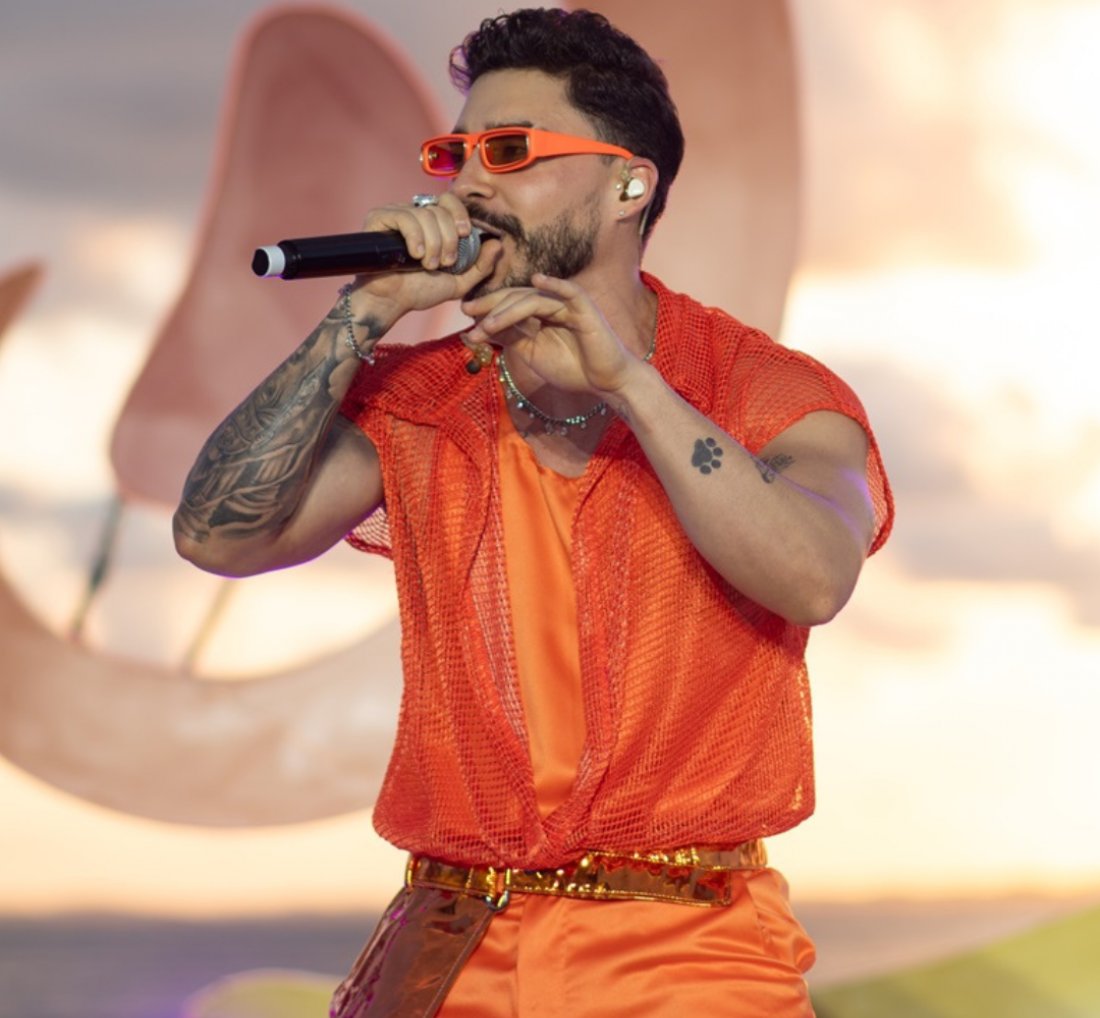 [Felipe Gama arrasa nos looks e rende homenagem à cidade natal na gravação do DVD do Papazoni]