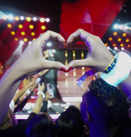 Pulseiras do Coldplay roubaram a cena na gravação do DVD “Sucesso dos Gostosinho” de Unha Pintada