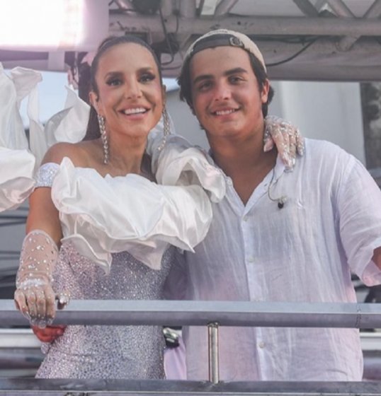 Viraliza vídeo de Ivete Sangalo orgulhosa comemorando ao ver seu filho roubando a cena na percussão