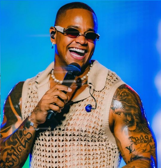 LEO SANTANA APOSTA EM LOOKS CONTEMPORÂNEOS EXALTANDO A MODA NO MUNDO POP PARA O CARNAVAL COM O TEMA 