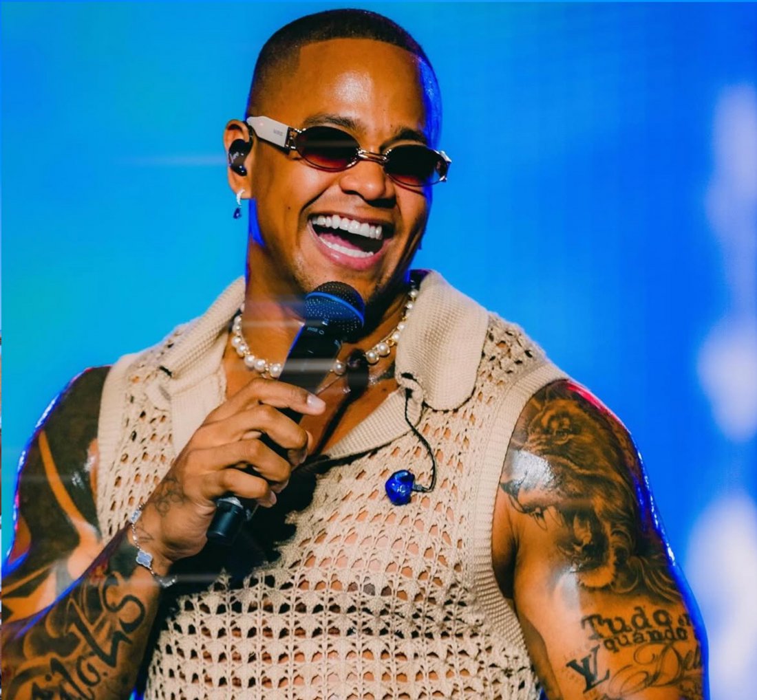 [LEO SANTANA APOSTA EM LOOKS CONTEMPORÂNEOS EXALTANDO A MODA NO MUNDO POP PARA O CARNAVAL COM O TEMA 