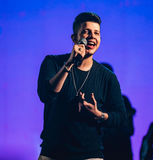 Nadson O Ferinha transforma boteco em palco e lança audiovisual: “Tomando Uma Com o Ferinha”