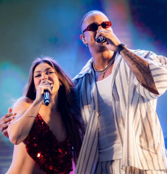 Léo Santana recebe Melody em show na Virada Cultural