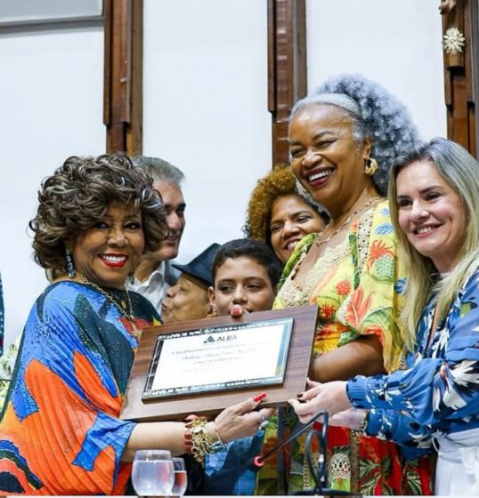 Alcione recebe título de Cidadã Baiana e é homenageada por Klessinha