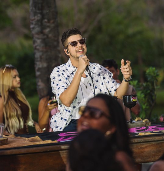 Nadson o Ferinha grava novo audiovisual “Seresta & Brasa” em Vila de Abrantes