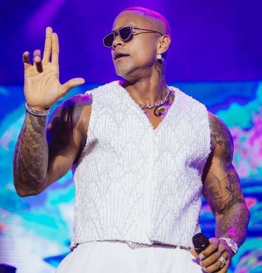 Léo Santana esgota Baile da Santinha em Salvador 