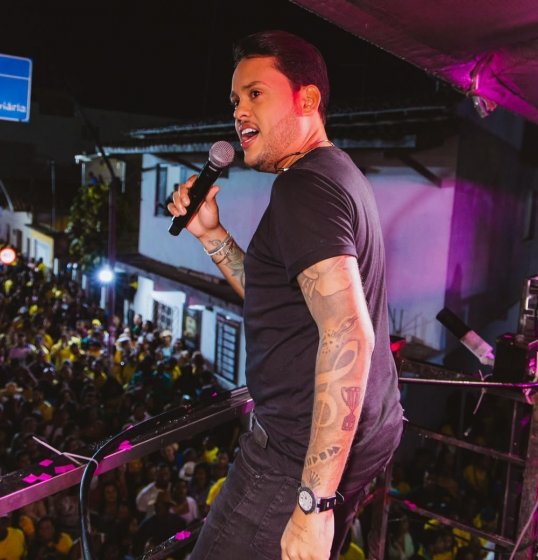 Thiago Aquino faz multidão arrochar no primeiro dia do São João de Cruz 2026