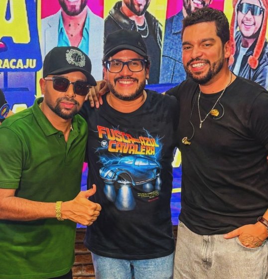 [Unha Pintada e Devinho Novaes fazem pocket show em shopping de Aracaju antes do Unha Prime]