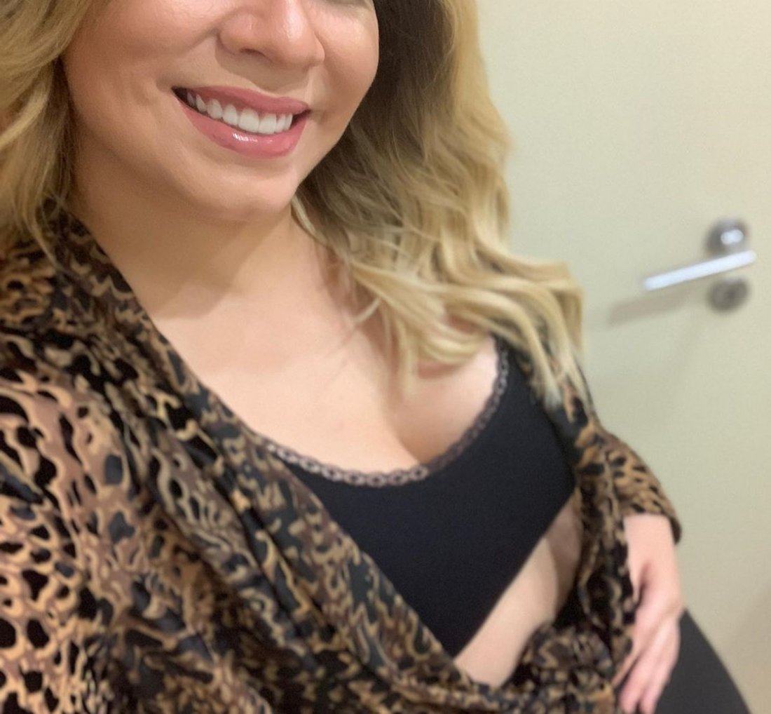 [Grávida, Marília Mendonça fotografa acariciando a barriga antes de show]