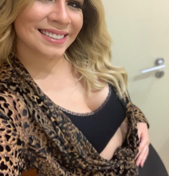 Grávida, Marília Mendonça fotografa acariciando a barriga antes de show Grávida, Marília Mendonça fotografa acariciando a barriga antes de show